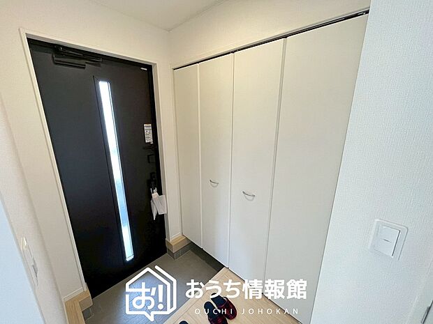 【現地写真(玄関)】玄関には、大型のシューズ収納を設置しています。