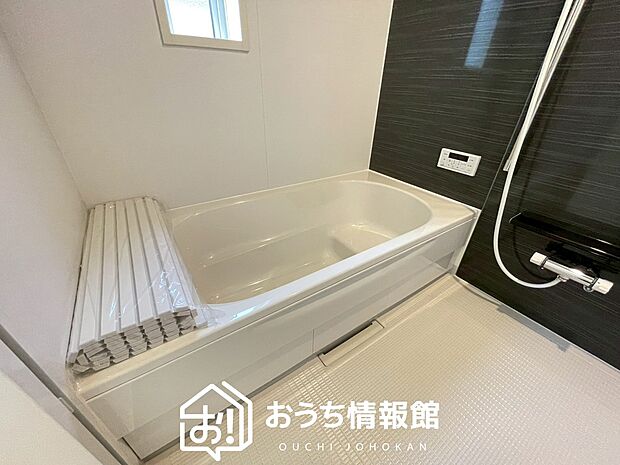 【現地写真(浴室)】浴室暖房乾燥機付き。1坪タイプで広々です。