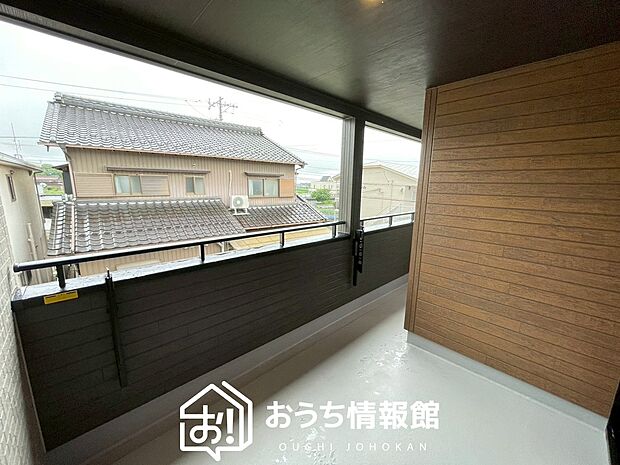 【バルコニー】奥行きが広く、洗濯物をゆったりと干せる十分な広さで、家族の洗濯も捗ります。