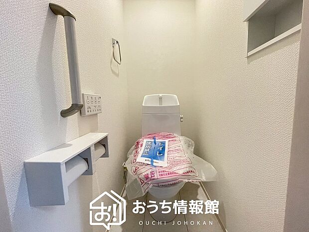 【トイレ】汚れてもサッとひと拭きでお手入れ簡単、エコ仕様の温水洗浄便座付きのトイレです。
バリアフリーにも配慮しています。