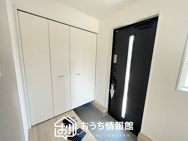 【現地写真(玄関)】玄関には、大型のシューズ収納を設置しています。