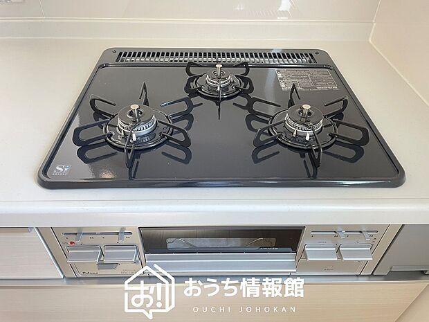 【ビルトインコンロ】フラットな構造で清掃性が高く、過熱防止センサー付3口タイプで日頃の家事も快適です。