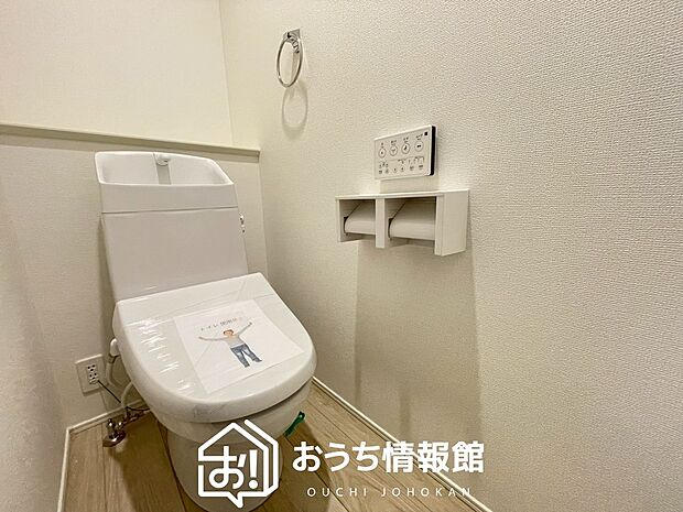 【トイレ】汚れてもサッとひと拭きでお手入れ簡単、エコ仕様の温水洗浄便座付きのトイレです。
バリアフリーにも配慮しています。
