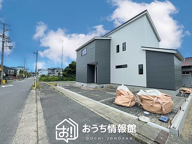【現地写真(前道含む外観)】軽くて火災に強い屋根材を採用し、地震時の建物への負担や揺れを軽減しています。