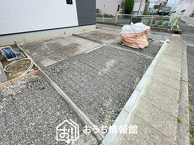 【現地写真(駐車場)】駐車スペースが広く、運転が苦手な方も安心です。