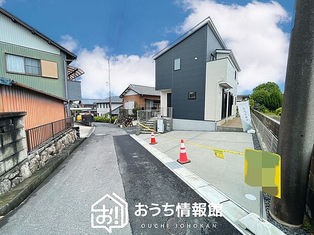 【現地写真(前道含む外観)】軽くて火災に強い屋根材を採用し、地震時の建物への負担や揺れを軽減しています。