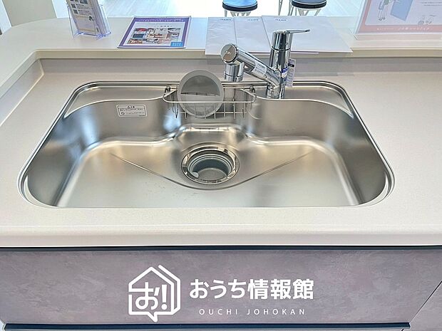 【浄水器内臓型ハンドシャワー付シンク】傷や汚れが付きにくい静音仕様の全面エンボス加工シンク。
また、蛇口の先端に浄水器を内蔵。浄水シャワーが使える毎分4リットルのたっぷり浄水。
