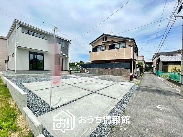 【現地写真(前道含む外観)】軽くて火災に強い屋根材を採用し、地震時の建物への負担や揺れを軽減しています。