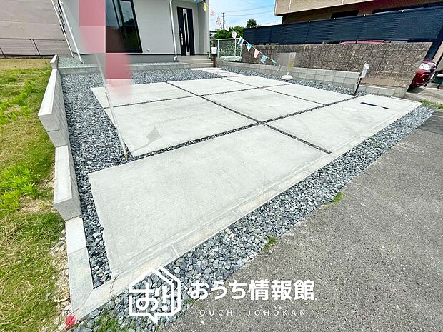 【現地写真(駐車場)】駐車スペースが広く、運転が苦手な方も安心です。