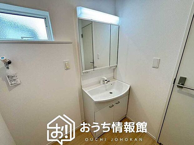 【洗面台・洗面所】鏡の両サイドは、必要なものを取出しやすく、大きな鏡面で朝の準備も快適。
使いやすいリフトアップ機能付きのシングルレバーシャワー水栓付です。