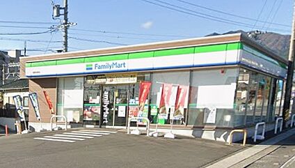 ファミリーマート菰野桜野店 500ｍ(徒歩7分)