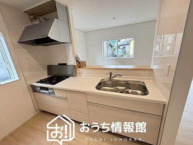 【現地写真(キッチン)】収納たっぷりのシステムキッチン、浄水器付水栓を標準装備しています。