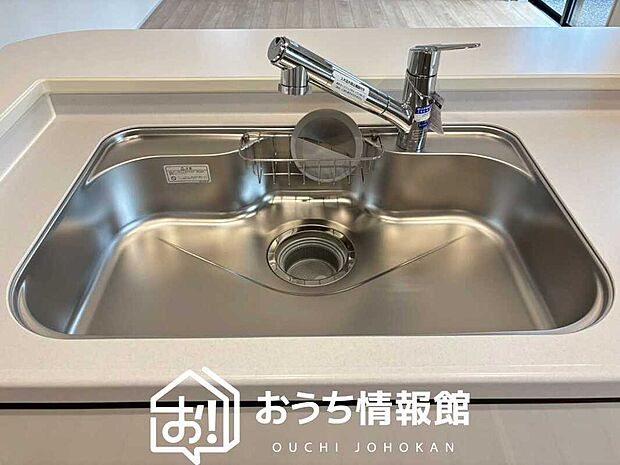 【浄水器内臓型ハンドシャワー付シンク】傷や汚れが付きにくい静音仕様の全面エンボス加工シンク。
また、蛇口の先端に浄水器を内蔵。浄水シャワーが使える毎分4リットルのたっぷり浄水。