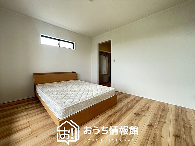 【現地写真(寝室)】木目の美しさを際立たせるシンプルデザインの建具を使用しています。