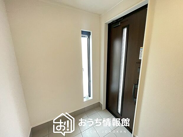 【現地写真(玄関)】玄関には、大型のシューズ収納を設置しています。