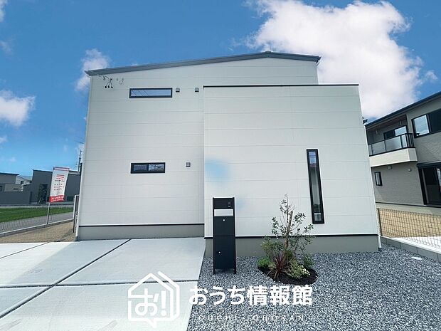 【現地写真(外観)【A号地】】雨で汚れを落とし、耐久性・耐候性に優れた外壁を使用しています。
