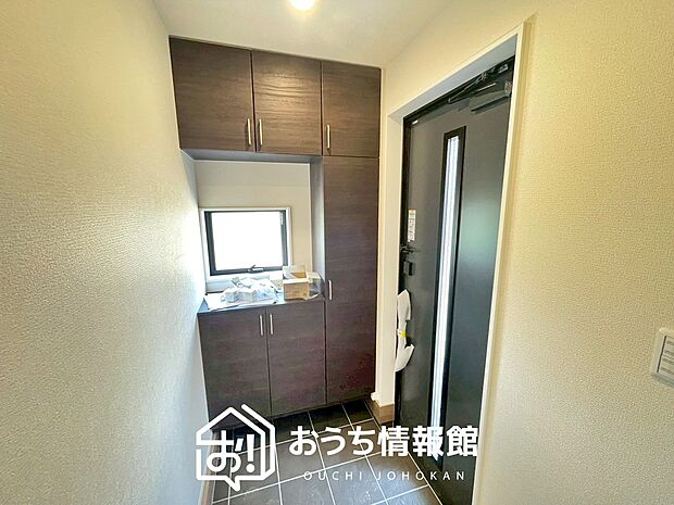 【現地写真(玄関)】玄関には、大型のシューズ収納を設置しています。