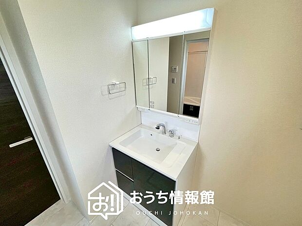 【洗面台・洗面所】鏡の両サイドは、必要なものを取出しやすく、大きな鏡面で朝の準備も快適。
使いやすいリフトアップ機能付きのシングルレバーシャワー水栓付です。