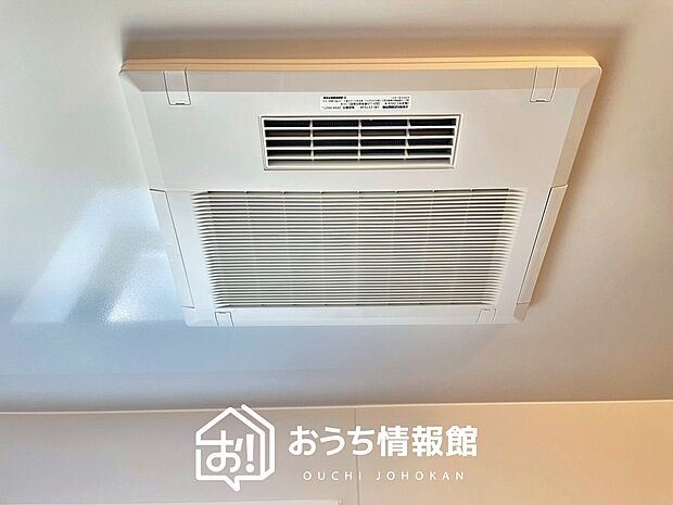 【電気式浴室暖房換気乾燥機】寒い冬場はあたたかく、暑い夏場は扇風機のような心地よさです。
雨の日は、浴室が衣類乾燥スペースになります。
