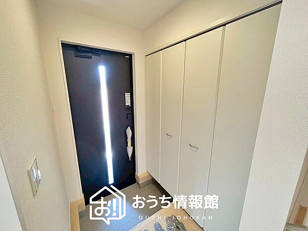 【現地写真(玄関)】玄関には、大型のシューズ収納を設置しています。