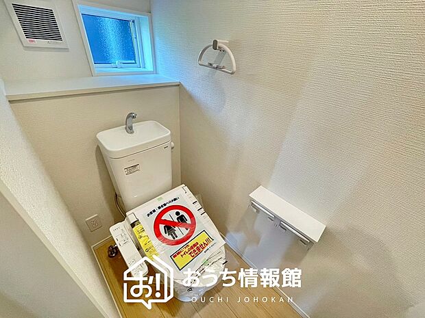 【トイレ】汚れてもサッとひと拭きでお手入れ簡単、エコ仕様の温水洗浄便座付きのトイレです。
バリアフリーにも配慮しています。