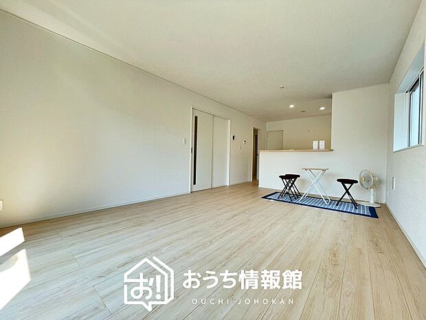【現地写真(リビング)】フローリング材には、木目、色調など木材特有の風合いがあり、ナチュラルな美しさになっています。