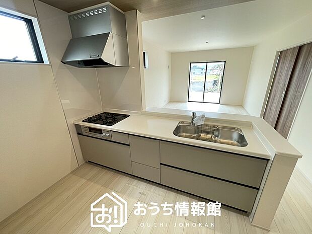 【現地写真(キッチン)】収納たっぷりのシステムキッチン、浄水器付水栓を標準装備しています。