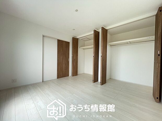 【現地写真(寝室)】木目の美しさを際立たせるシンプルデザインの建具を使用しています。