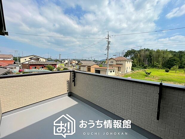 【バルコニー】奥行きが広く、洗濯物をゆったりと干せる十分な広さで、家族の洗濯も捗ります。
