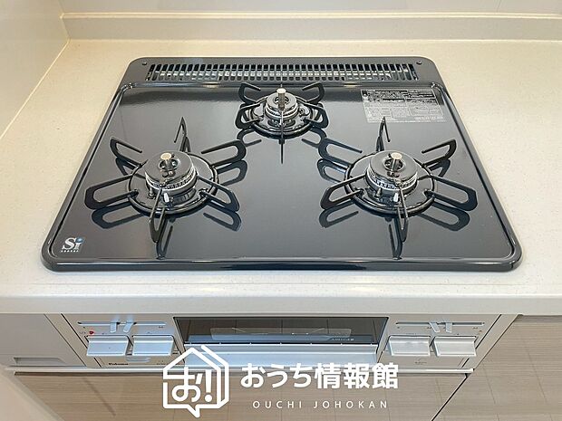 【ビルトインコンロ】フラットな構造で清掃性が高く、過熱防止センサー付3口タイプで日頃の家事も快適です。