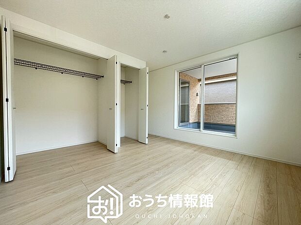 【現地写真(寝室)】木目の美しさを際立たせるシンプルデザインの建具を使用しています。