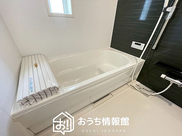 【現地写真(浴室)】浴室暖房乾燥機付き。1坪タイプで広々です。