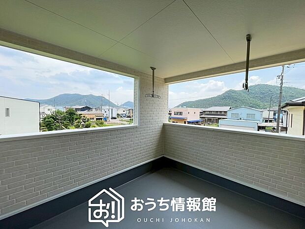 【バルコニー】奥行きが広く、洗濯物をゆったりと干せる十分な広さで、家族の洗濯も捗ります。