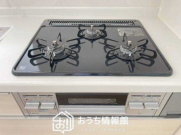 【ビルトインコンロ】フラットな構造で清掃性が高く、過熱防止センサー付3口タイプで日頃の家事も快適です。