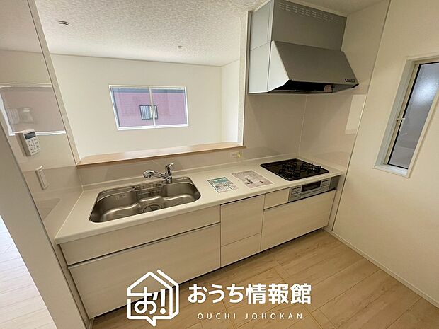 【現地写真(キッチン)】収納たっぷりのシステムキッチン、浄水器付水栓を標準装備しています。