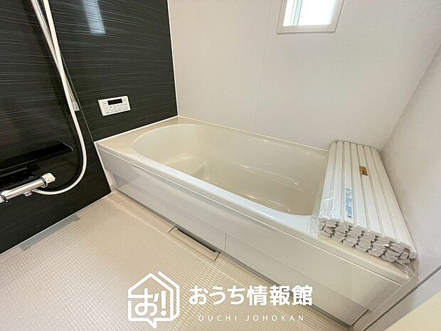 【現地写真(浴室)】浴室暖房乾燥機付き。1坪タイプで広々です。