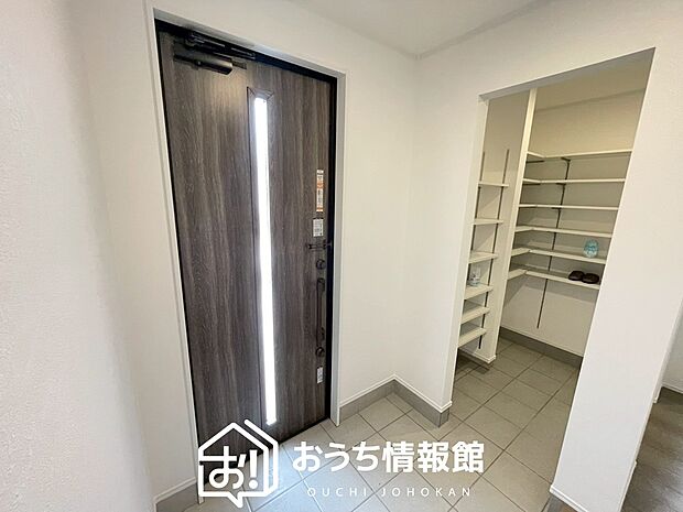 【現地写真(玄関)】玄関には、大型のシューズ収納を設置しています。