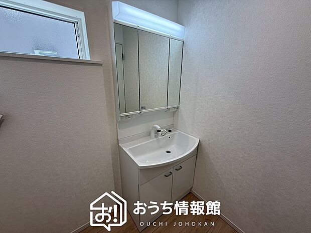 【洗面台・洗面所】鏡の両サイドは、必要なものを取出しやすく、大きな鏡面で朝の準備も快適。
使いやすいリフトアップ機能付きのシングルレバーシャワー水栓付です。