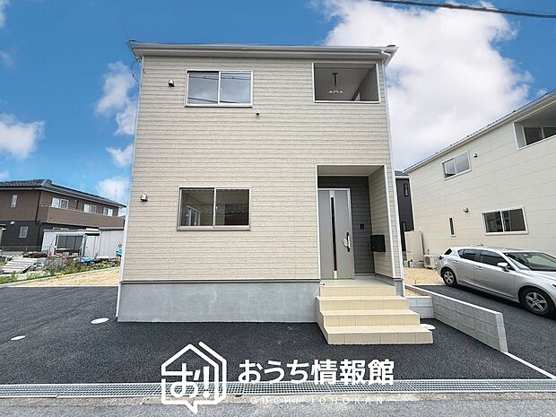 【現地写真(外観)【2号地】】軽くて火災に強い屋根材を採用し、地震時の建物への負担や揺れを軽減しています。