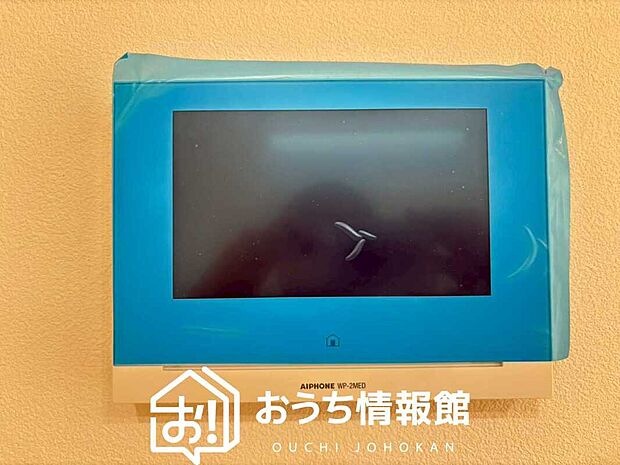 【TVモニター付インターホン】来訪者を画像と音声で確認できる、防犯性に優れた安心のシステム。
スッキリしたデザインで、誰でも簡単に操作できます。