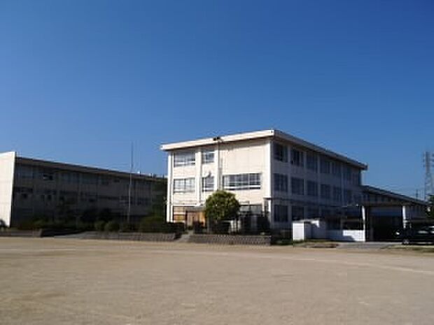 四日市市立山手中学校(約1,700m)