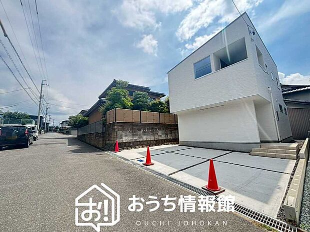 【現地写真(前道含む外観)】軽くて火災に強い屋根材を採用し、地震時の建物への負担や揺れを軽減しています。