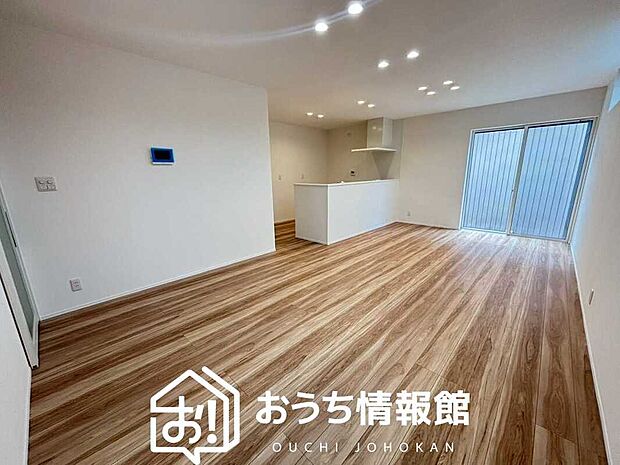 【現地写真(リビング)】フローリング材には、木目、色調など木材特有の風合いがあり、ナチュラルな美しさになっています。