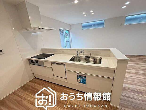 【現地写真(キッチン)】収納たっぷりのシステムキッチン、浄水器付水栓を標準装備しています。