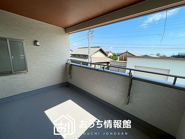 【バルコニー】奥行きが広く、洗濯物をゆったりと干せる十分な広さで、家族の洗濯も捗ります。