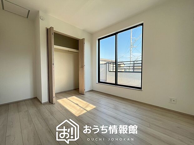 【現地写真(洋室)】木目の美しさを際立たせるシンプルデザインの建具を使用しています。