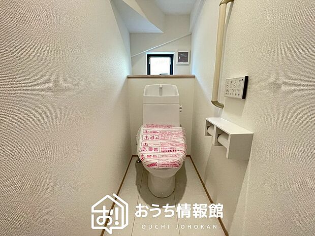 【トイレ】汚れてもサッとひと拭きでお手入れ簡単、エコ仕様の温水洗浄便座付きのトイレです。
バリアフリーにも配慮しています。