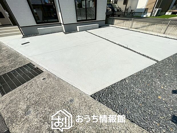 【現地写真(駐車場)】駐車スペースが広く、運転が苦手な方も安心です。