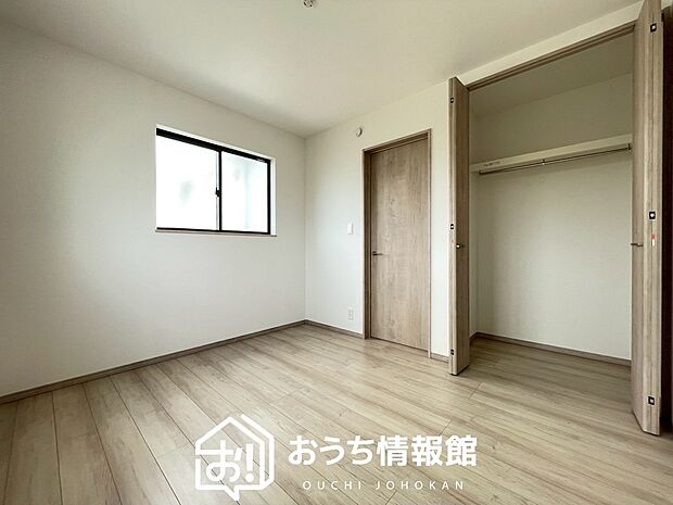 【現地写真(洋室)】木目の美しさを際立たせるシンプルデザインの建具を使用しています。
