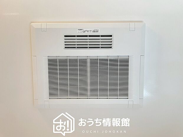 【浴室換気乾燥暖房機】寒い冬場はあたたかく、暑い夏場は扇風機のような心地よさです。
雨の日は、浴室が衣類乾燥スペースになります。